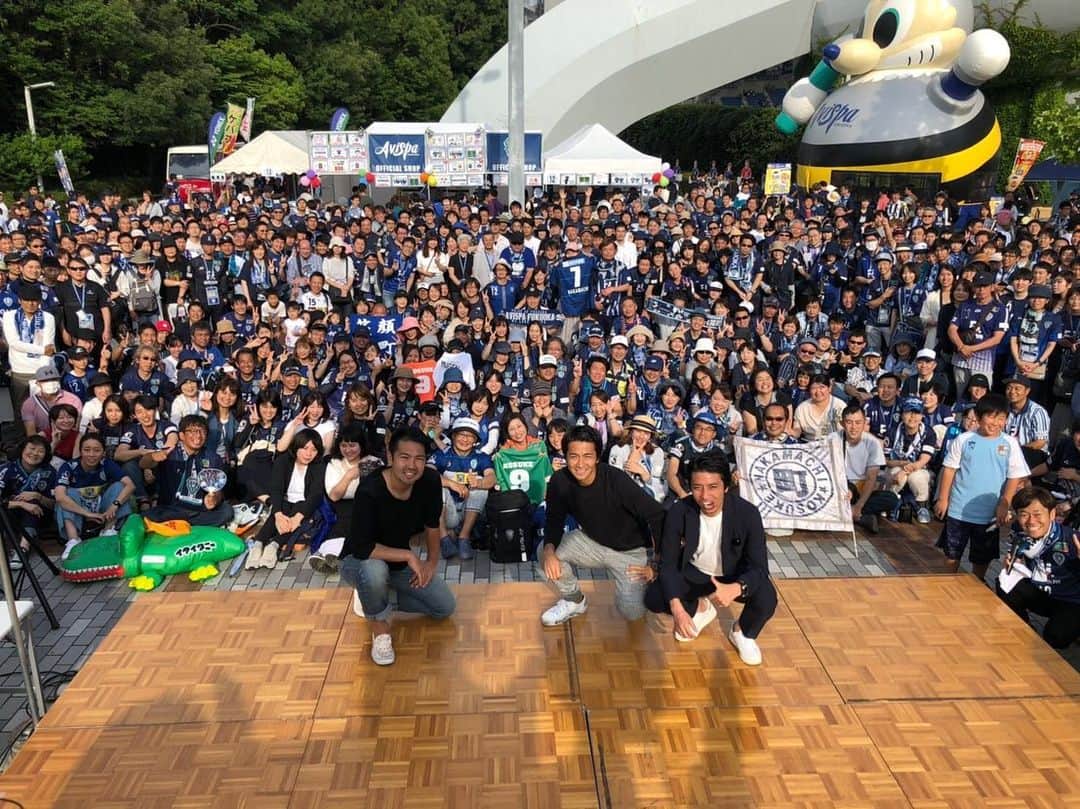 のインスタグラム：「・ アビスパ福岡トークショー！ 予想してたより多いよ人の数（笑） 移籍してきた時もそうだけど、また福岡の人の温かさを感じさせてもらいましたよ。 順位は悪いかもしれないけど、キヨさんが監督になって、今日の試合も最後追いつかれたけど見てて楽しいサッカーしてたし。 一緒にやってたメンバーも動き良くて頼もしかった！ トークショーでも言いましたけど、サポーターと選手の相互関係って難しいんだけど確実に結果に関係してくる。 これからの久藤アビスパに期待！ ・ ・ #久しぶり福岡 #人多かったねトークショー #前代未聞の場所取りあったとかで #アビスパ福岡 #在籍してたのもう8年前だけど #素晴らしい歓迎 #盟主福岡 #山形辰徳 #中島崇典 #アビスパOBトークショー」