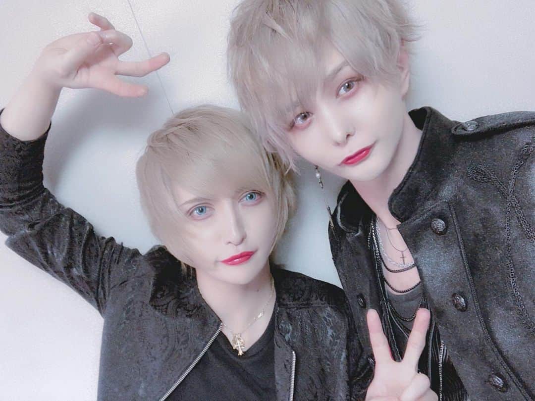 luzのインスタグラム：「MV撮影の時に出演していただいたギターのMiAくんとRenoさんと📸 皆で赤リップお揃い💄  前日に髪色をL'wisの朝長さんにホワイトベージュにして貰いました  #mv #luz #mia #reno #lwis_hair」