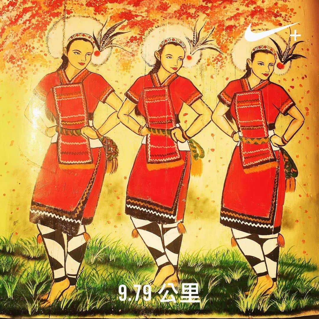 田中千絵さんのインスタグラム写真 - (田中千絵Instagram)「アミ族の女性が描かれている公園まで🏃🏻‍♀️ 。  台湾には16部族の原住民族の方々がいて、 民族衣装はしかり、 言葉もそれぞれの部族で違います。  原住民族の言葉は、 ロシア語やフランス語に近い音があったりして、 私はまったくちんぷんかんぷん。  原住民族の衣装は とてもデザイン性があるので、 いつも惹きつけられます。  と、いろいろなこと考えながら、 久しぶりに10キロ近く走ってきました。 . . 跑到阿美族女生繪畫的公園🏃🏻‍♀️ 。  台灣現有16個部族， 各各部族的衣服、言語都不同。  原住民的語言裡有像俄語或法語的音， 我完全聽不懂。  原住民的衣服很有設計感， 每一族的都很吸引我。  邊跑邊想著這些事， 久違的跑了接近10k的路。 . . . #たいわん #taiwan #taipei  #台湾の原住民族 #阿美族  #アミ族 #indigenouspeople  #running #igrunners #cwx  #台北と東京の生活  #中国語」6月16日 20時43分 - chietanaka817