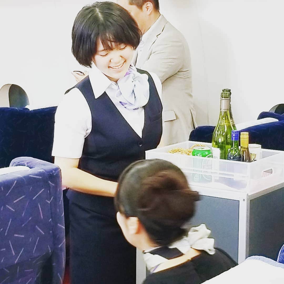 東京観光専門学校さんのインスタグラム写真 - (東京観光専門学校Instagram)「エアラインサービス学科です🛫 本日の体験講座は 『デモンストレーション』 を行いました。 まずは制服に着替え、CAになりきり、 細かい動作を習います✏️ 次に『ドリンクサービス』の 声がけにも挑戦💪✨ とても素敵な笑顔で対応できましたね💯 本当にかわいいお二人でした💓✈️ TOKANでは実際の授業を体験していただけます🎵 一緒に学んで夢を叶えましょう👍✨ 皆様のお越しをお待ちしてます🙇  #エアライン#キャビンアテンダント#グランドスタッフ#グランドハンドリング#エアライン就活#エアライン就職#fjk#sjk#ljk#航空会社#航空業界」6月16日 20時45分 - tokan_1967