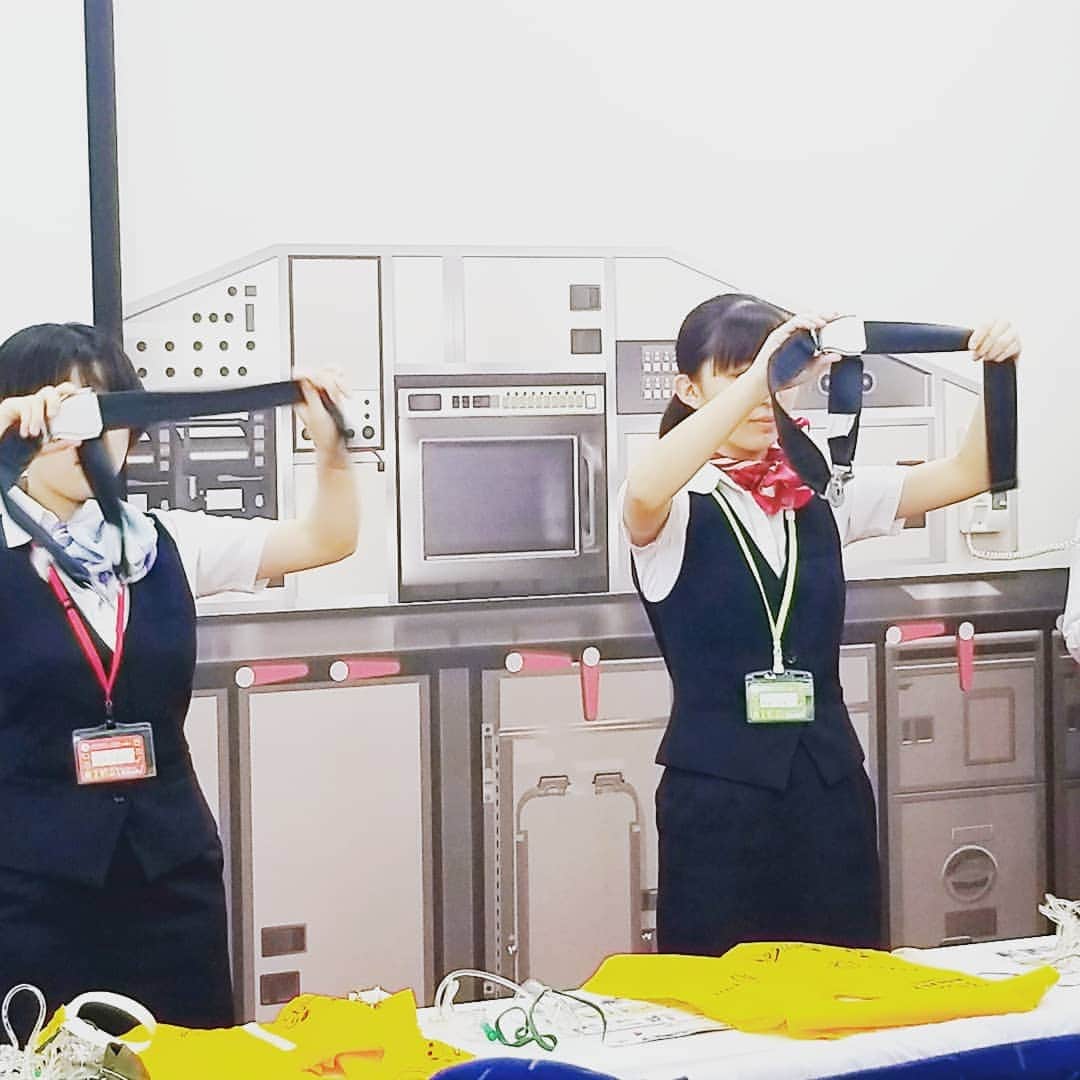 東京観光専門学校さんのインスタグラム写真 - (東京観光専門学校Instagram)「エアラインサービス学科です🛫 本日の体験講座は 『デモンストレーション』 を行いました。 まずは制服に着替え、CAになりきり、 細かい動作を習います✏️ 次に『ドリンクサービス』の 声がけにも挑戦💪✨ とても素敵な笑顔で対応できましたね💯 本当にかわいいお二人でした💓✈️ TOKANでは実際の授業を体験していただけます🎵 一緒に学んで夢を叶えましょう👍✨ 皆様のお越しをお待ちしてます🙇  #エアライン#キャビンアテンダント#グランドスタッフ#グランドハンドリング#エアライン就活#エアライン就職#fjk#sjk#ljk#航空会社#航空業界」6月16日 20時45分 - tokan_1967