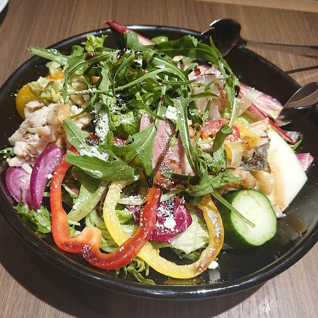 三浦真理子さんのインスタグラム写真 - (三浦真理子Instagram)「. 今日のlunchは～😄 六本木ヒルズのダルマットの . 『激辛アラビアータ』を食べに行ってきたのです🍝 前回は👨主人がオーダーで味見したのですがピリ辛にハマり今度は1人前にw . 私はタバスコよりもハバネロが好きで、ここの激辛アラビアータは、やみつきになる程の激辛🔥🔥🔥 . 普通のアラビアータよりも2~3倍辛いそうです✨ 私はじんわり汗出たかな？だけど👨主人は顔にめっちゃ汗かいて食べてましたw . 辛さ増量もできるみたいだけど、どんだけ辛くなるんだろう？気になるけど怖いわ～w . ニンニクもたっぷり入っててオススメ🎵 あとはダルマットサラダも美味しかったよ🥗 . . #ダルマット #六本木ヒルズ #roppongihils #イタリアン #パスタ #激辛アラビアータ #激辛 #激辛パスタ #食べすたぐらむ#食べすたぐらむ #instagood #pleasefollowme #辛いもの好き #グルメ #グルメ女子 #lunchtime #ランチ #六本木ヒルズランチ #六本木ランチ #🍝 #🔥🔥🔥 #enjoy #yummy #スワイプしてね #swip」6月16日 20時45分 - marigram.22