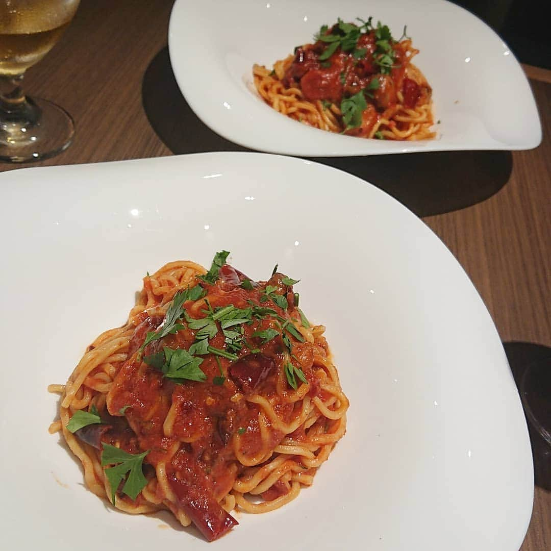 三浦真理子さんのインスタグラム写真 - (三浦真理子Instagram)「. 今日のlunchは～😄 六本木ヒルズのダルマットの . 『激辛アラビアータ』を食べに行ってきたのです🍝 前回は👨主人がオーダーで味見したのですがピリ辛にハマり今度は1人前にw . 私はタバスコよりもハバネロが好きで、ここの激辛アラビアータは、やみつきになる程の激辛🔥🔥🔥 . 普通のアラビアータよりも2~3倍辛いそうです✨ 私はじんわり汗出たかな？だけど👨主人は顔にめっちゃ汗かいて食べてましたw . 辛さ増量もできるみたいだけど、どんだけ辛くなるんだろう？気になるけど怖いわ～w . ニンニクもたっぷり入っててオススメ🎵 あとはダルマットサラダも美味しかったよ🥗 . . #ダルマット #六本木ヒルズ #roppongihils #イタリアン #パスタ #激辛アラビアータ #激辛 #激辛パスタ #食べすたぐらむ#食べすたぐらむ #instagood #pleasefollowme #辛いもの好き #グルメ #グルメ女子 #lunchtime #ランチ #六本木ヒルズランチ #六本木ランチ #🍝 #🔥🔥🔥 #enjoy #yummy #スワイプしてね #swip」6月16日 20時45分 - marigram.22