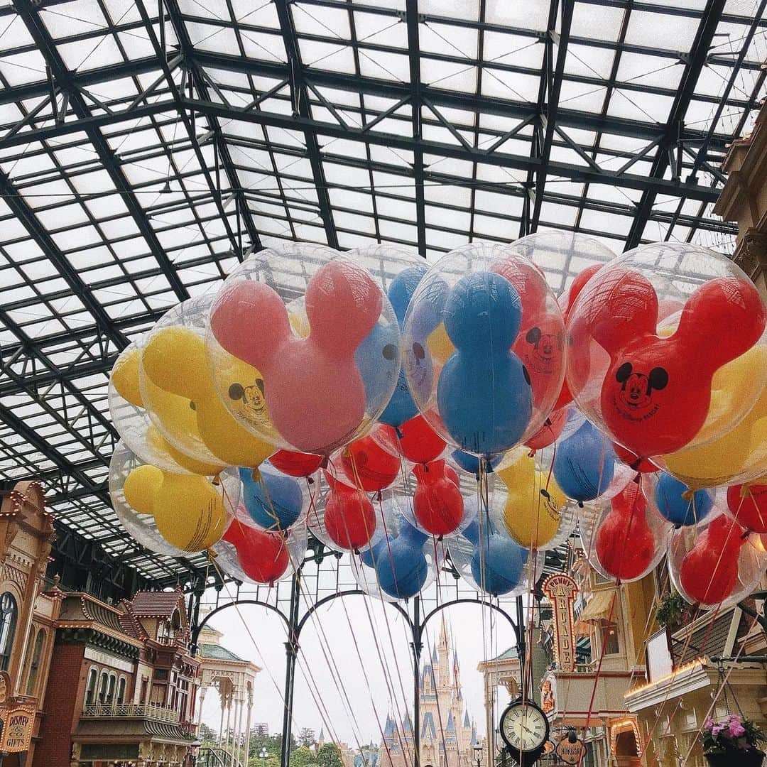 岩渕加恵さんのインスタグラム写真 - (岩渕加恵Instagram)「🎈 🏰 💓 🏰 🎈 ２週間ぶりのディズニー、、、 来すぎやあ〜って自分で突っ込むw😂👌 . なんて贅沢なんや〜🤤🤤🤤🧡 #ディズニー #ディズニーランド #バースデーディズニー #向こう側にシンデレラ城がちらり ♡」6月16日 20時49分 - kae0113