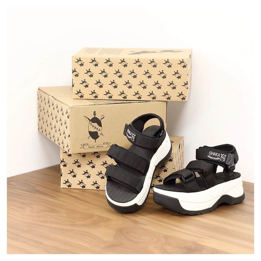 のインスタグラム：「【SHAKA】﻿﻿ ﻿﻿ ﻿﻿ 〈SHAKAよりNEO BUNGY CHUNKYが入荷〉﻿﻿ ﻿﻿ 軽量で快適な履き心地に、脚が長く見える厚底ソールもポイントです。﻿﻿ クッション性を向上させ、ストレス・負担が軽減。﻿﻿ ホールド力のあるアッパーベルトで着脱もしやすく、普段使いしやすい仕上がりに。﻿﻿ アクティブなシーンにも活躍する機能性とファッション性に富んだ1足です。﻿﻿ ﻿﻿ ﻿﻿ @shaka_footwear ﻿ ■ NEO BUNGY CHUNKY﻿﻿ #6019257012﻿﻿ ¥10,800+Tax﻿﻿ ﻿﻿ #ローズバッド ﻿﻿ #ROSEBUD﻿﻿ #ROSEBUD19ss」