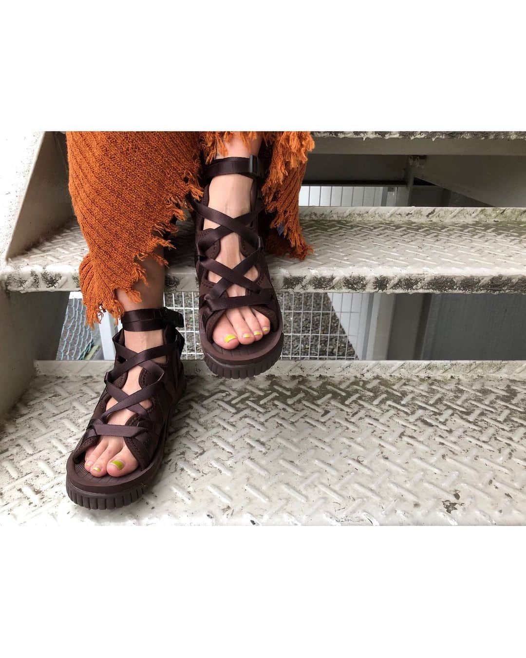 のインスタグラム：「【SHAKA】﻿ ﻿ 〈足をしっかりホールドするレースアップデザイン〉﻿ ﻿ ﻿ アフリカ生まれのブランドSHAKAから、レースアップデザインのプラットフォームサンダルが登場。﻿ スニーカーのような履き心地を実現できるEVAミッドソールを採用しています。﻿ スポーツサンダルでカジュアルさを保ちつつレースアップを施すことで女性らしさを演出。﻿ ﻿ ■プラットフォームサンダル﻿ #6019257013﻿ ¥8,800+Tax﻿ ﻿ ﻿ #ローズバッド ﻿ #ROSEBUD﻿ #ROSEBUD19ss @shaka_footwear」