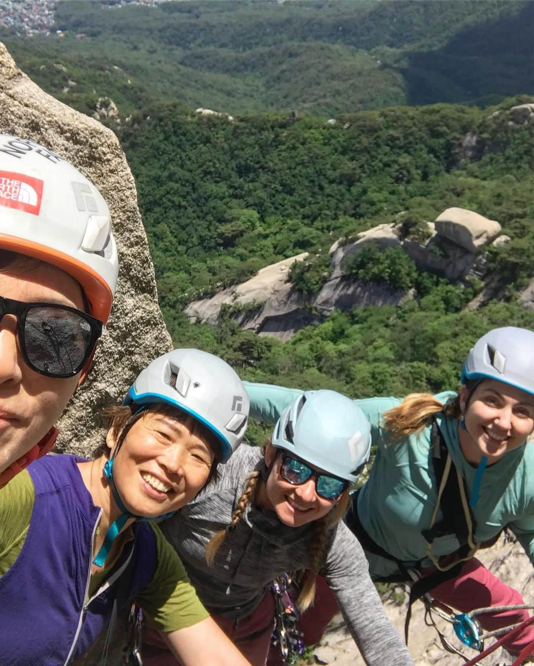 ヘイゼル・フィンドレーさんのインスタグラム写真 - (ヘイゼル・フィンドレーInstagram)「Introverts don’t have to be timid or shy. You know you’re an introvert if: climbing El Cap in a day is less tiring than spending a day talking to strangers. If you’d rather do the dishes at a dinner party so you don’t have to talk to anyone anymore. If you you’d rather text than call. If you’re totally proud of yourself for spending 3 months travelling around the world with other people, with no time to yourself and you didn’t kill anyone or lose any friends. Here’s a mini carousel of those friends who’ve had to endure too much of my company over the last few months. If you didn’t make the cut I’m sorry but (although hard to believe) there were those that were worse off than you! It will only take me a month of solitude to recover 😂 #introvertproblems first pic: @etteloc 📸」6月16日 20時54分 - hazel_findlay