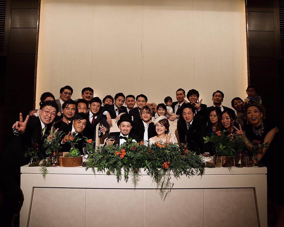 のインスタグラム：「としおさんの結婚式！ 参列者300人超えでイベントみたいな結婚で、バスケ引退してから会ってなかった人も、関西離れてから会ってなかった人も、みんな一気に会える超盛大な結婚式㊗️🎉 末永くお幸せに‼️ #こご婚  #photo_by_onosay  #福岡 #濵田家の休日」