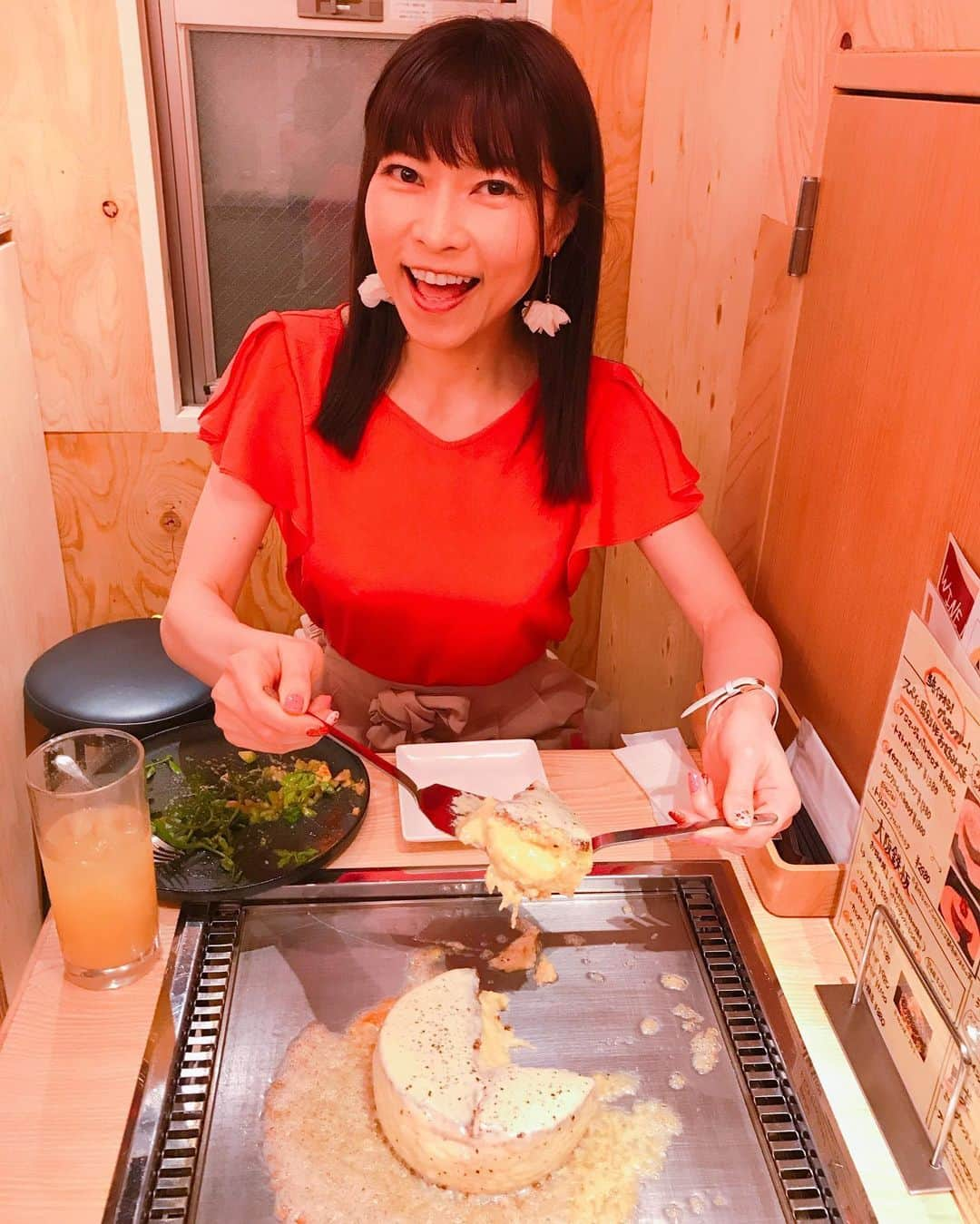 DJ MIYAさんのインスタグラム写真 - (DJ MIYAInstagram)「こんばんにゃ❤️今夜は恵比寿へ❤️ スペインと大阪名物が奇跡のコラボ～！？ .  今日のディナーは恵比寿西口からもすぐの、「カネコ バルセロナ （KANEKO BARCELONA）」@kanekobarcelona　で創作鉄板焼きを楽しみました～！💗 .  2019年4月にオープンしたばかりだそうでーす。 . 「スペイン風創作お好み焼きのフロマージュバルセロナ（1,480円）」が気になって食べてみたよぉ、フロマージュってチーズだよね～！名前がすでにオシャレ～☆彡 . . これが、めっちゃめっちゃ美味しいの～～！！！💗 . .  スフレタイプのお好み焼きに贅沢なチーズをとろ～～ってかける、新感覚の洋風創作グルテンフリーのお好み焼きなんです。 . 見た目がパンケーキみたいで可愛いー！！！(^○^)でも味はちゃんとしっかりしてるっ。 .  山芋がたっぷりと入っていて、ふんわりとして食感も楽しめますね。 .  こんなお好み焼き、人生で初めて食べるお味ー！とっても幸せな気分～！💗 チーズ好きだからすごく嬉しかった～～♪❤️ .  他にも、スペイン人シェフのミケルさん監修の鉄板焼きメニューやTAPASなどが楽しめるよ～～♪ これはぜひ皆さんも食べに行ってみてくださーい！！❤️ . .  #グルメ　#恵比寿　#恵比寿グルメ　#東京　#スペイン料理　#お好み焼き #チーズ好き　#食べるの大好き　#飯テロ　#今日のディナー　#創作鉄板焼き #バルセロナ #インスタ映え　#映える　#カネコバルセロナ #女子会コーデ #今日のコーデ　#グルメブロガー　#インスタグラマー　#インフルエンサー #ブロガー　#ファッションブロガー　#グルテンフリー  #インスタグルメ  #山芋 #恵比寿ごはん #オシャレスポット #スペインバル」6月16日 21時04分 - dj_miya