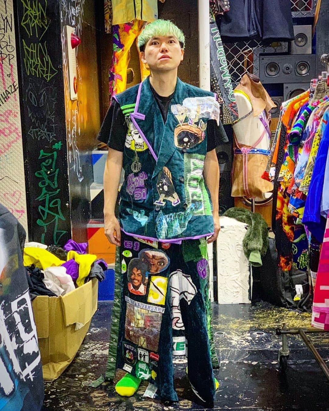 相馬トランジスタのインスタグラム：「今日の動画でコンボイさんが持っている服を1枚にしてくれました。ヴィトンもパームも全部1回で着れちゃいます。お得です。」