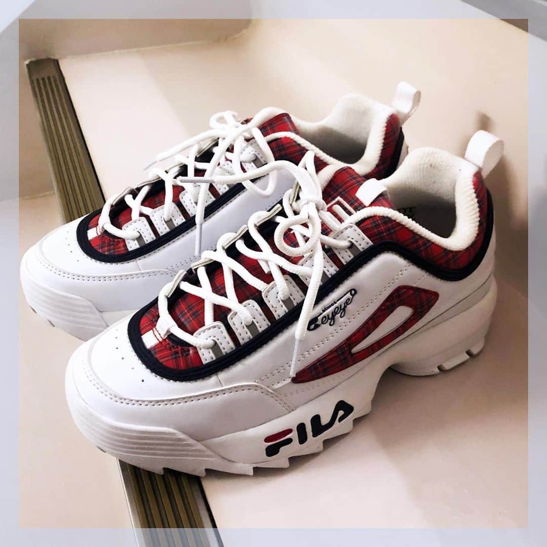 のインスタグラム：「【本日のご褒美】atmos pink×FILA×韓国ブランドeyeyeのトリプルコラボスニーカー💗スニーカーに珍しくチェックプリントが施され、ロゴとボリュームソールのトレンドがギュッと詰まった一足、夏の主役アイテムになってくれるはず！ . スニーカー ¥11,000／atmos pink（アトモス ピンク） アトモス ピンク 03-6434-5485 . #本日のご褒美 #日曜日はショッピングの日 👟 #shoppingsunday #todayslittlehappiness #VOGUEGIRLエディターのお気に入り #スニーカー #コラボスニーカー #atmos pink #fila #eyeye」