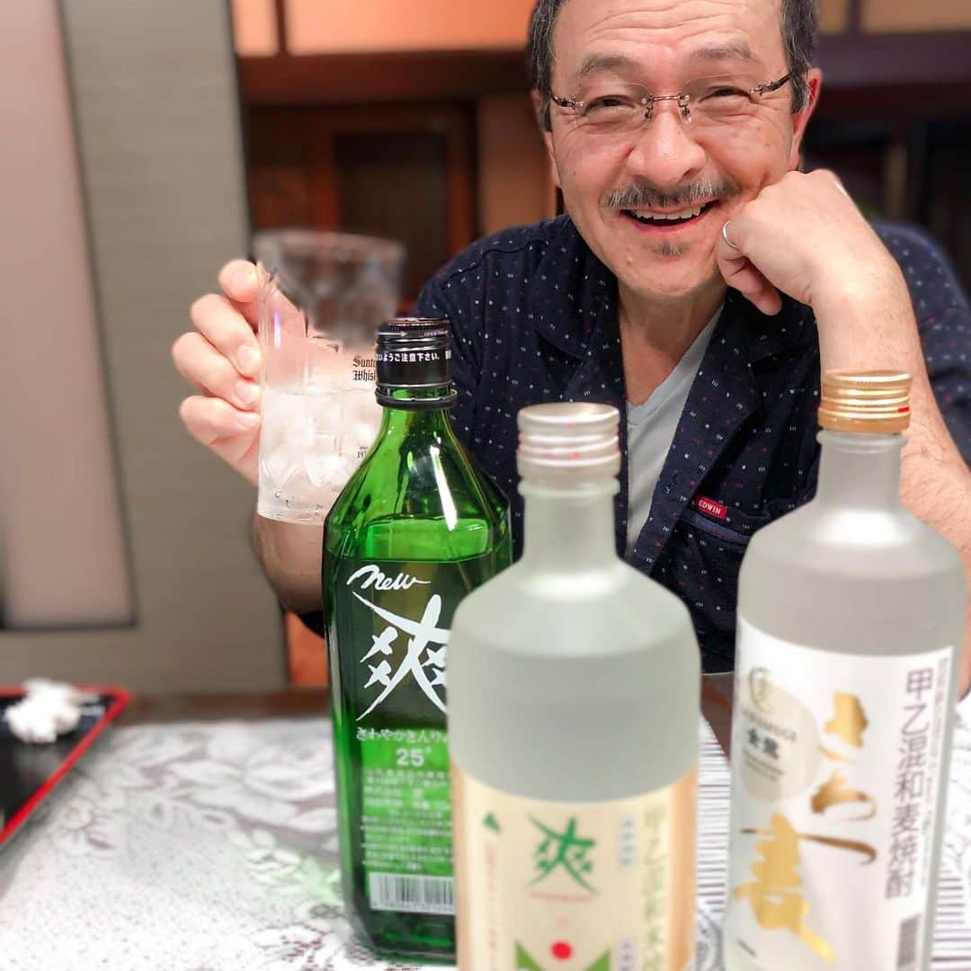 若林翔子のインスタグラム：「* * 父の日。 今年は私がCM出演させていただいた 爽やか金龍3本をセットにしてプレゼントしました🤗 「名前の通り、喉越し爽やかだね〜」と上機嫌の父😘  これからも元気に過ごしてね😉  #父の日  #ありがとう  #爽やか金龍 #私は父似と言われます」