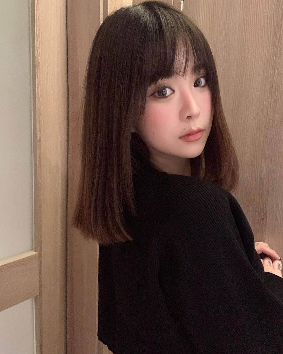 Abby Chenのインスタグラム：「Who am I ??!😆🤪 謝謝 @hizoewei 賞我一個新瀏海🌹✂️」