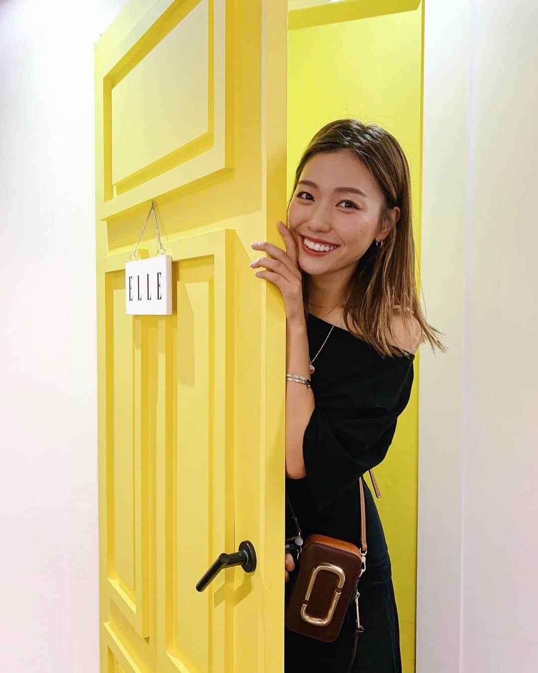 岩崎志保のインスタグラム：「ELLE WOMEN in SOCIETY👸🏼♥️ ELLEgirl UNIでイベントに潜入してきました。 エルジャポンは今年で30周年！ 歴代のカバーが見れたりトークショーや占いができたり🔮 トリンプのブースではフィッターさんに正しいサイズを測っていただきました。測ったの何年振りだろう…プロフィールのスリーサイズ変えなきゃ。（笑） それからワークショップでは哲学の話を聞いたり。。 会場には素敵な女性がたくさんいていい刺激をもらった✨ . #ellewisjp #ELLEgirlUNI #ELLEpromotion #天使のブラ25周年」