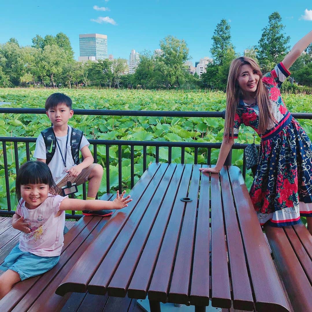 のインスタグラム：「上野動物園へ🦁💖🦓💖🐻 ・ ・ パンダのシャンシャン🐼に会うのは 諦めて、シロクマちゃんにご挨拶🙏💖 ・ ・ 動物園内の池が 最高に綺麗で癒されたぁ💖💖💖 #山内智恵 #マキろん #上野動物園 #動物園 #シャンシャン #長蛇の列すぎて会えなかった #白くま #不忍池  #癒された」