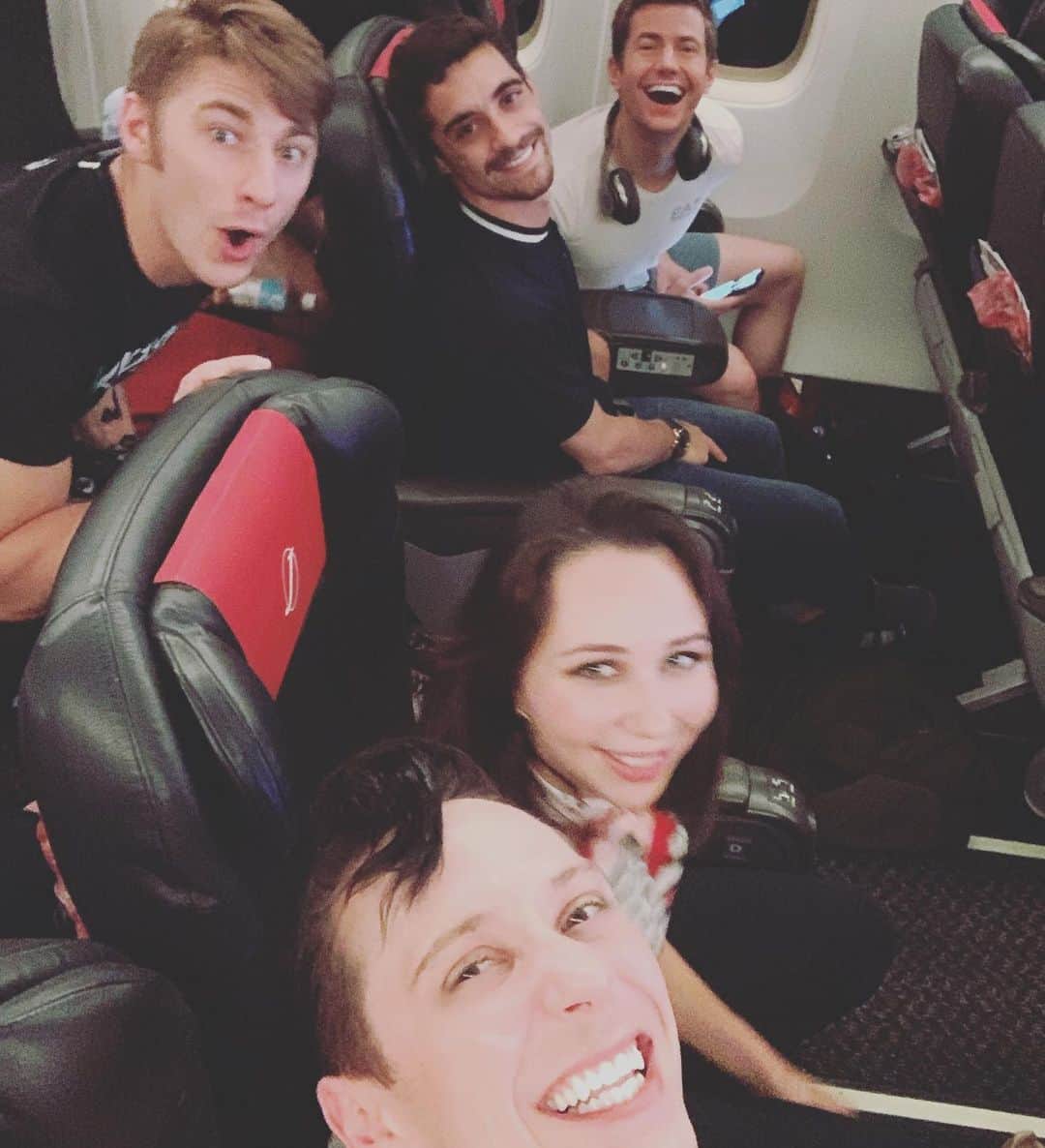 ジェフリー・バトルのインスタグラム：「Flight partners and friends!」