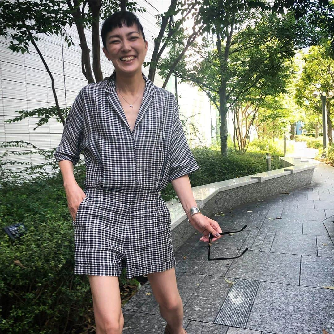 板谷由夏 さんのインスタグラム写真 - (板谷由夏 Instagram)「梅雨の晴れ間、風を感じる日曜でした。 風が身体を通ると、自分の何かが ぶわぁーと抜けた！と感じるときがある。 窓は常に開けっ放しでありたい。  やっとこの服に、袖を通したよ お待たせ、コンビネゾン  @sinmedenim  麻はいい。 夏の麻、大人になって良かったと思えることのひとつ。」6月16日 21時13分 - yukaitaya