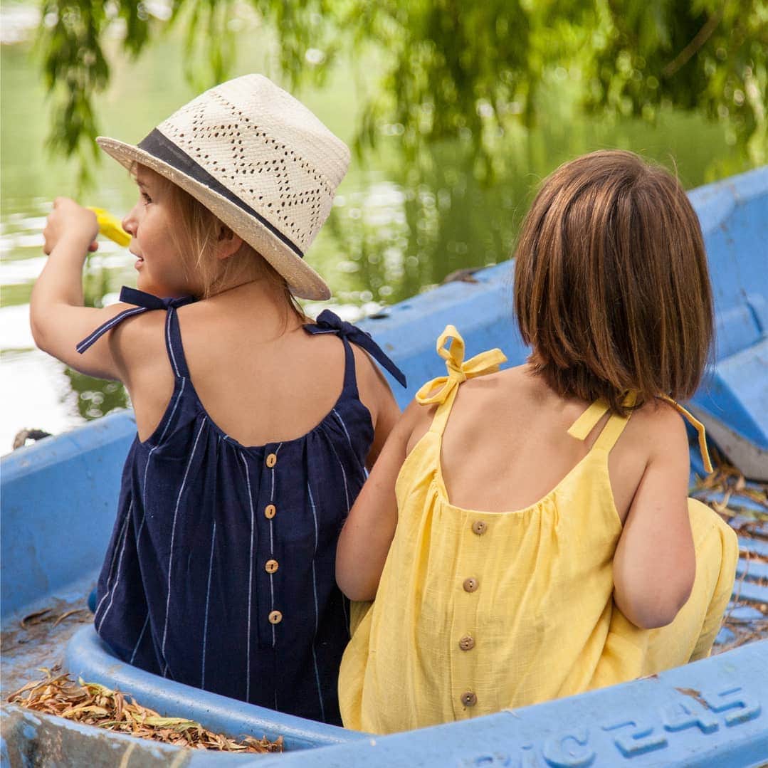ベンシモンのインスタグラム：「Jeu-concours @franginfrangine X @bensimoncollection ☀️ On vous fait gagner la plus cool des boxs kids ça vous dit ?  Pour participer likez ce post, les comptes @franginfrangine et @bensimoncollection , taguez un(e) ami(e) et racontez nous votre plus belle bêtise d’enfant 🙈  On attends vos commentaires avec impatience !  A gagner : notre box édition limitée à composer vous même comprenant une paire de tennis Bensimon, une combi en lin Frangin-Frangine et un grand sac cabas spécial vacances 🌴 > Rendez-vous sur le compte de @franginfrangine pour doubler vos chances de gagner ! > Tirage au sort le 24 juin !」