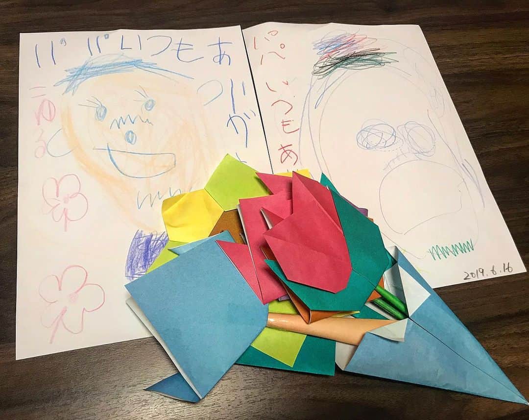 のインスタグラム：「家に着いたら子どもたちから父の日メッセージと折り紙花束が💐 ありがとう😊 Happy Father's Day! Thank you! #baby #mygirl #こゆるやま #7月生まれ #4歳 #姉弟 #仲良し #myboy #myson #かいるまる #4月生まれ #3歳 #父の日 #fathersday」