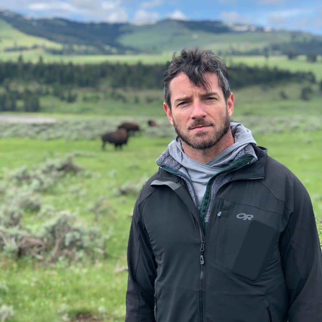 イアン・ボーエンさんのインスタグラム写真 - (イアン・ボーエンInstagram)「Spent some time in our oldest Nat’l Park #YellowStone to bring you something very special coming soon.  @yellowstonenps @paramountnetwork @yellowstone」6月16日 21時10分 - ianbohen