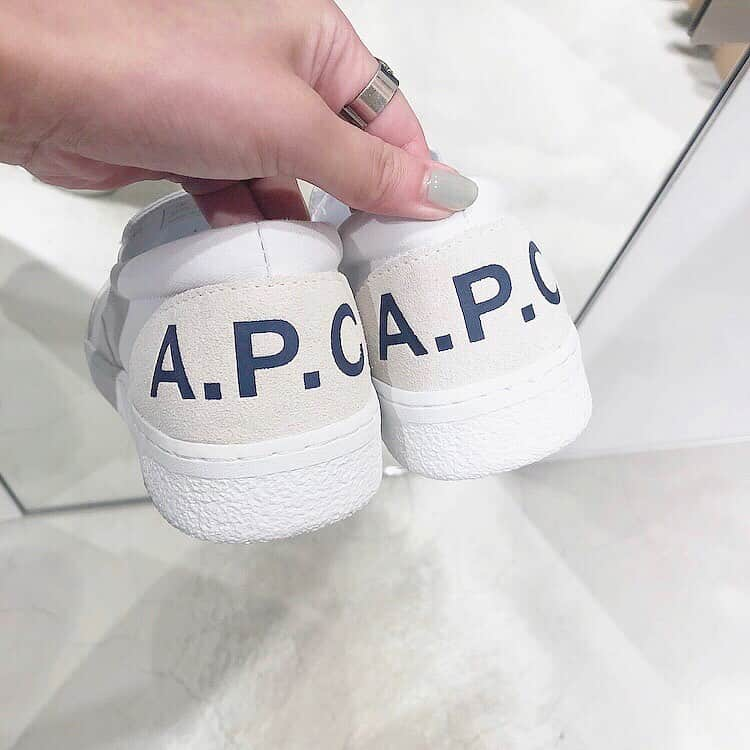 Maiさんのインスタグラム写真 - (MaiInstagram)「・ 今回 @apc_paris で買ったのはこのスリッポン👟 ・ この踵のロゴが可愛いすぎる♡！ ・ 黒も可愛いかったけど私は白の方が断然使えそうだったのでこっちにしました💛 ・ ブログにも詳しく書いてます☺︎ #apc #sneaker #スニーカー」6月16日 21時10分 - maimaimai1016