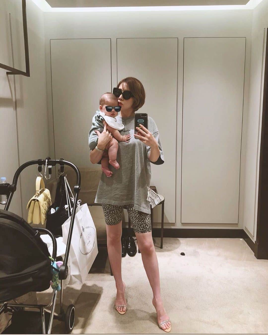 shihoのインスタグラム：「😎 . . . . #ootd#fashion #code#outfit #vetements #tshirts#mama#baby」