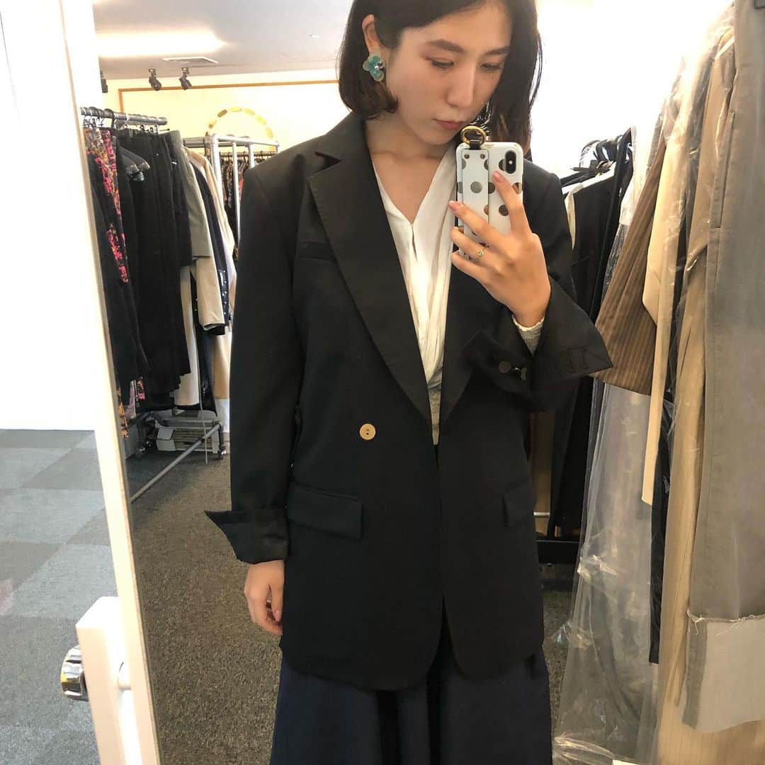 azのインスタグラム：「「舐められないように」という観点で装いやメイク、立ち振る舞いを変えて行く経験があるかないかで何かが違うんです。﻿ それは体を強張らせて何かから身を守る、というような捉えられ方をするんだけど、そうではなくて、目の前の人と対等にコミュニケーションを取るための手段なの。﻿ ﻿ そりゃできることならそんなことせずとも心穏やかに生きていける世界であるに越したことはないよ、でも世界ってそんな甘くない。（ナメンナヨ）って常に中指立てて生きてる、内なるマインドはね。外面はいつもプリティレディなんですけども。﻿ ﻿ フォトコピュー。フランス語で、コピー機。コピーする、という言葉はファッションにおいてなんとなく悪い意味を持ってしまうけれど、じゃあオリジナルとは？原本とは？﻿ ﻿ コピーしてもコピーしきれなくて、量産の過程で自分の中のバグみたいなものとか、これだけは譲れない、みたいな潜在意識が現れると思うんですよ。コピーすることでオリジナルが見えてくる。ふるいにかけるようにね。﻿ ﻿ 商用コピーはもちろんダメだぞっ♡﻿ ﻿ ﻿ ナチュラル・パワーショルダー がステキなジャケットは、フォトコピューさんのもの。﻿ ﻿ ﻿ #Photocopie﻿ #ジャケット﻿ #東京新人デザイナーファッション大賞」