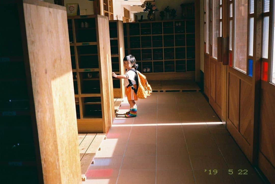 kazuyukikawaharaさんのインスタグラム写真 - (kazuyukikawaharaInstagram)「青空と長靴。2歳の次女はなぜか長靴が好き。晴れていても長靴を履いて登園するので、「いってらっしゃい」と見送った後、父が片手に持ってきておいた運動靴と長靴をこっそり入れ替えておくのです。 ・ #KLASSE #fujifilm  #film」6月16日 21時19分 - kazuyukikawahara