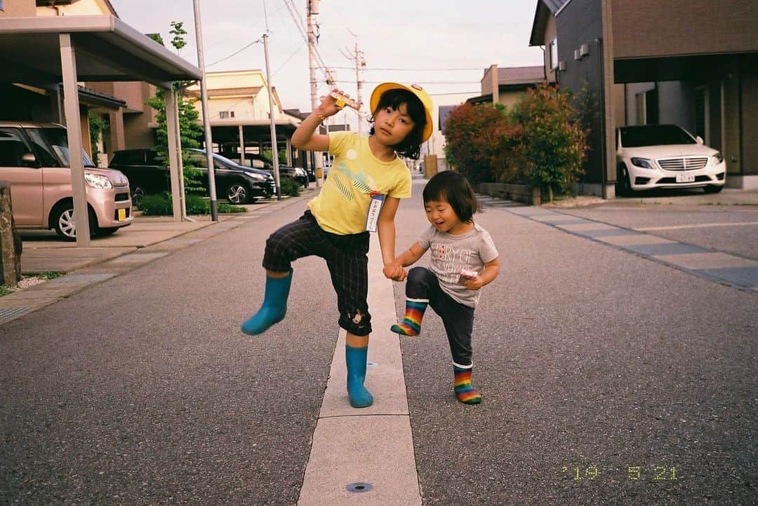 kazuyukikawaharaさんのインスタグラム写真 - (kazuyukikawaharaInstagram)「青空と長靴。2歳の次女はなぜか長靴が好き。晴れていても長靴を履いて登園するので、「いってらっしゃい」と見送った後、父が片手に持ってきておいた運動靴と長靴をこっそり入れ替えておくのです。 ・ #KLASSE #fujifilm  #film」6月16日 21時19分 - kazuyukikawahara