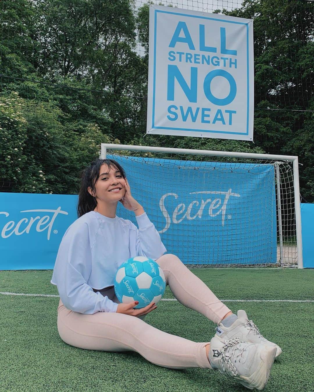 ステラ・ハジェンズのインスタグラム：「post work out bliss with @secretdeodorant 💙 we got to test out our soccer skills & now we’re getting ready to go cheer on the @uswnt for the big game ⚽️are you guys just as excited as I am? 💫 #allstrengthnosweat #outlastanything #ad」