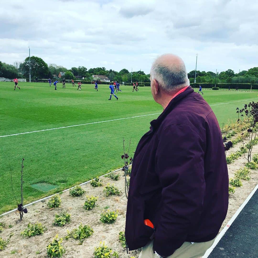 ケルビン・デイビスのインスタグラム：「Happy Fathers Day Dad! Always watching 😘」