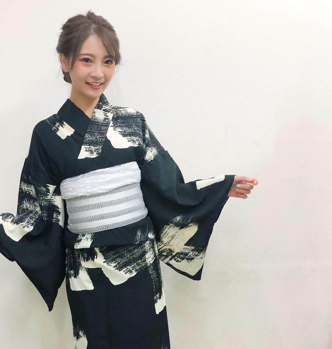 本谷紗己さんのインスタグラム写真 - (本谷紗己Instagram)「今年も 呉服西尾 2019新作 浴衣ショーへ﻿ 呼んで頂きました⭐️﻿ ﻿ 今回着用したのは﻿ ﻿ コシノジュンコ﻿ 新作コレクション冴(サエ)シリーズ👘﻿ ﻿ デザインのかっこよさはもちろんのこと﻿ とても着心地よく、そして軽く﻿ 肌ざわりもよくて﻿ 長時間着ていても、過ごしやすかったです☺️﻿ ﻿ ﻿ そしてそのカッコいい浴衣に合わせた﻿ 可愛い帯😍✨﻿ ﻿ ﻿ ﻿ 浴衣を着ると一気に夏が来たなぁ〜と実感！﻿ ﻿ イオン古川橋駅前店へ﻿ 来てくださった皆様、ありがとうございます⭐️﻿ ﻿  #新作浴衣ショー #イオン #ヘアメイク #アップヘア #帯 #浴衣 #コスメ #アップヘア #まとめ髪 #osaka #yukata」6月16日 21時18分 - sappyon38