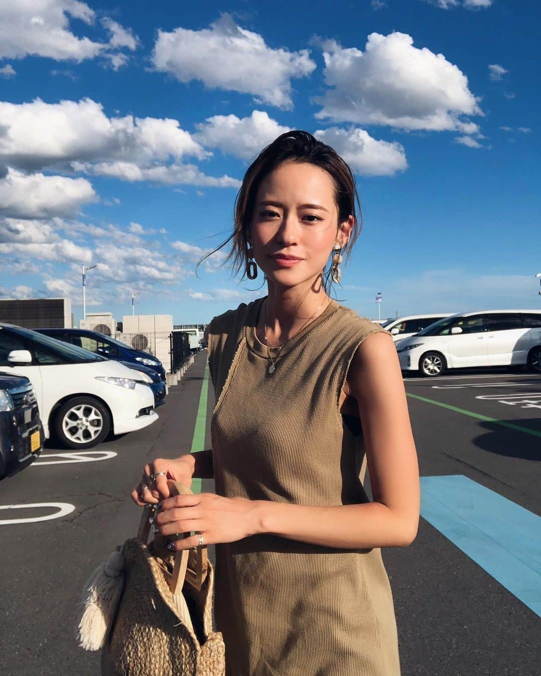 関本香里さんのインスタグラム写真 - (関本香里Instagram)「ㅤㅤㅤ 快晴🌞❤️❤️❤️ 空が綺麗だーーーー‼️ 今日は早い時間から活動したからクタクタ😇 でもいい1日だったな✨ 明日からまた1週間頑張ろっ👊 #dayoff #sunnyday #sunday  #coodinate #fashion #ootd」6月16日 21時20分 - kaori_sekimoto_