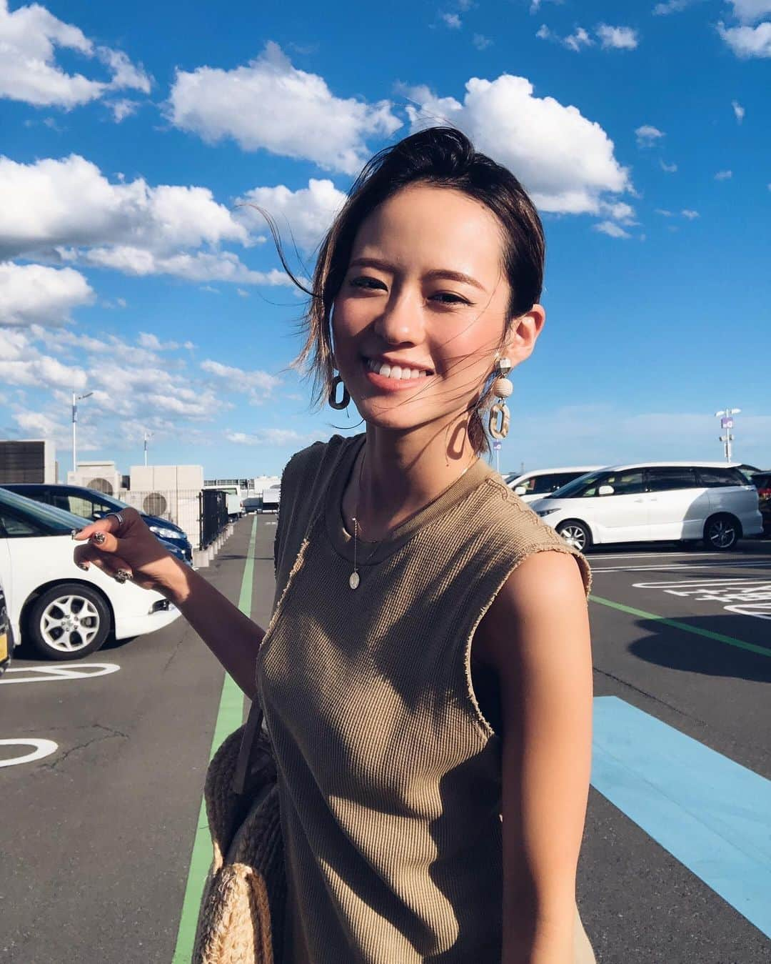 関本香里さんのインスタグラム写真 - (関本香里Instagram)「ㅤㅤㅤ 快晴🌞❤️❤️❤️ 空が綺麗だーーーー‼️ 今日は早い時間から活動したからクタクタ😇 でもいい1日だったな✨ 明日からまた1週間頑張ろっ👊 #dayoff #sunnyday #sunday  #coodinate #fashion #ootd」6月16日 21時20分 - kaori_sekimoto_