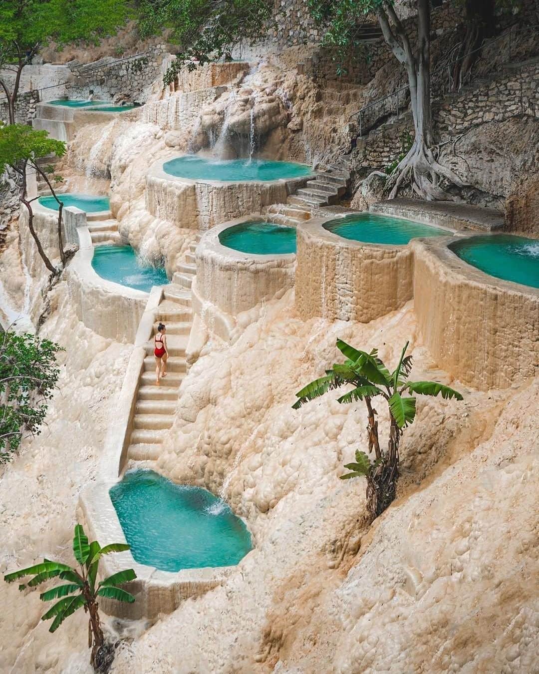Travel + Leisureさんのインスタグラム写真 - (Travel + LeisureInstagram)「You deserve to relax in a hot spring infinity pool overlooking volcanic mountains. You can find these hot spring pools built into a cliff in Hidalgo, Mexico. Read all about Las Grutas Tolantongo at our link in bio! 📷@braybraywoowoo」6月16日 21時20分 - travelandleisure