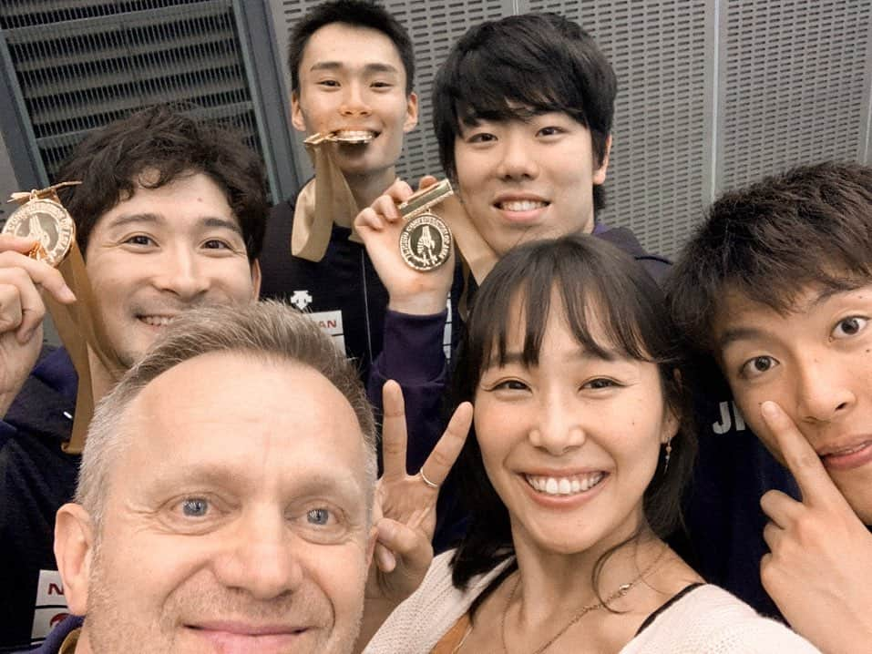 西岡詩穂さんのインスタグラム写真 - (西岡詩穂Instagram)「2019アジア選手権大会団体戦🇯🇵🤺❣️ 最初に泣かされたのは男子フルーレでした😭 泣くの我慢したけど、涙腺崩壊…😭 いつも見てる子達だからこそ、苦しんでるのも努力してるのも見てたからこそ、今日勝った事が最高に嬉しい😆😭✌️ ここで満足する子達じゃないから、世界選手権でもきっと大暴れしてくれるんやろな…😳🤺 今日はほんまにおめでとう㊗️🎉🍾😆 続け〜女子フルーレ😁🤺🤺🤺 #SITEPUBLISPresentsアジアフェンシング選手権大会2019 #AbemaTV #SEIKO #JAL #日産 #シュガーレディ #三洋紙業 #越智運送店 #トレンドマイクロ #やまや  #デサント #ハリウッド化粧品 #GTEC #協和発酵バイオ #NEXUS #オーシャンパッケージ #森永製菓 #LEDTokyo #フェンシング #fencing @fje_fencing」6月16日 21時27分 - shih05823