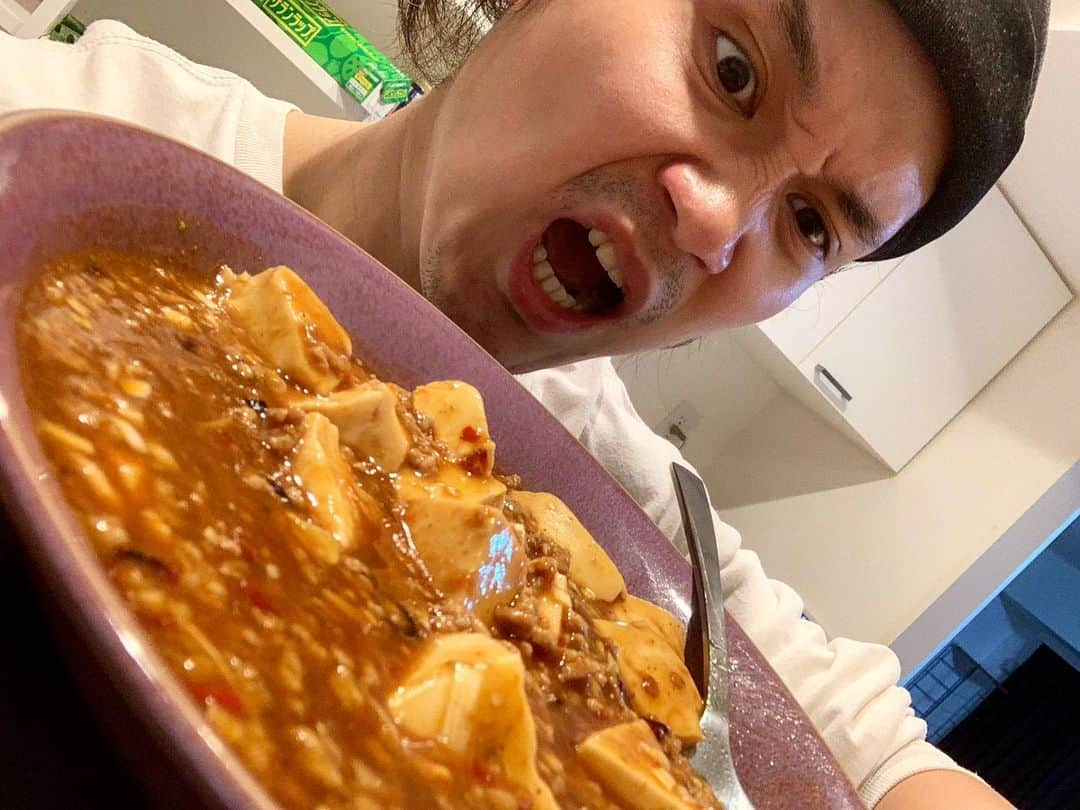 宮城大樹さんのインスタグラム写真 - (宮城大樹Instagram)「昔、「麻婆豆腐で白飯食えねぇよ」ってマイメンと言い合いしたけど、、、 最近、麻婆豆腐好きすぎて食べちゃってます。  自分で作るぐらい食べちゃってます。  麻婆豆腐と白飯最高です。  欲をいえば麻婆豆腐と炒飯が有頂天です。  あの時、食えねぇよって強く言ってごめんなさい。  #麻婆豆腐 #辛党会 #男飯」6月16日 21時28分 - dykinman