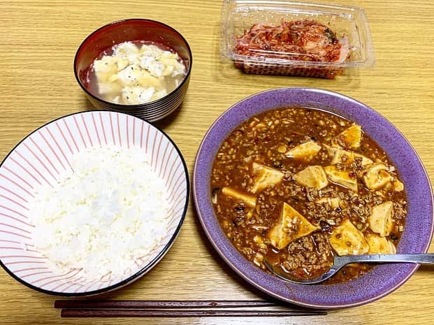 宮城大樹さんのインスタグラム写真 - (宮城大樹Instagram)「昔、「麻婆豆腐で白飯食えねぇよ」ってマイメンと言い合いしたけど、、、 最近、麻婆豆腐好きすぎて食べちゃってます。  自分で作るぐらい食べちゃってます。  麻婆豆腐と白飯最高です。  欲をいえば麻婆豆腐と炒飯が有頂天です。  あの時、食えねぇよって強く言ってごめんなさい。  #麻婆豆腐 #辛党会 #男飯」6月16日 21時28分 - dykinman