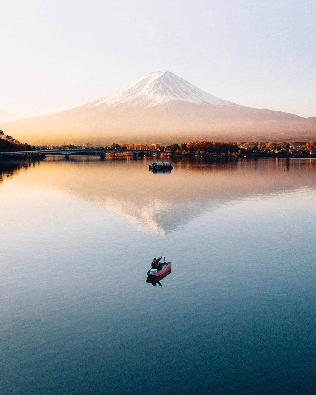 BEAUTIFUL DESTINATIONSさんのインスタグラム写真 - (BEAUTIFUL DESTINATIONSInstagram)「Mornings spent at Mt. Fuji 🏔️ (📷: @philngyn 📍: Mt. Fuji, Japan)」6月16日 21時29分 - beautifuldestinations