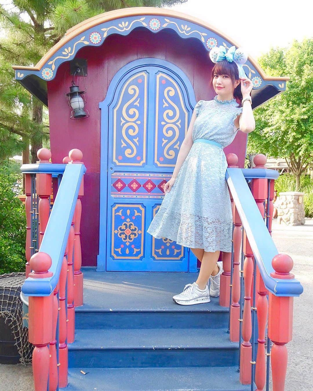 浅井麻里さんのインスタグラム写真 - (浅井麻里Instagram)「🇨🇳上海ディズニーランドの思い出🏰﻿ ﻿ Let it go〜〜🎵☃️﻿ ﻿ 〝アナと雪の女王〟エルサのカチューシャ×﻿ @tocco_closet のワンピースでエルサバウンド❄️﻿ このレースワンピ、﻿ デザインもカラーも華やかですごく好き💕﻿ 後ろ姿も可愛いからまた写真アップします✨😋﻿ ﻿ ﻿ 上海ディズニーランドでは、﻿ アナ雪のショーが一日7,8回開催されてるの！﻿ (日本でいうBBBみたいな感じでアナ雪専用の屋内型)﻿ ﻿ エルサ、アナ、クリストフ、オラフ…﻿ みんな出てきて観客と一緒に歌う🎶っていう﻿ アットホームなショー🎤﻿ ﻿ もちろん中国語だから歌えないけど😂（笑）﻿ 「Let it go」「とびら開けて」などなど﻿ アナ雪の名曲が全部中国語で聴けるから楽しい❤️﻿ ﻿ ちなみに中国語だと、﻿ アナと雪の女王＝冰雪奇缘﻿ エルサ＝艾尔莎 なんだって🇨🇳☃️﻿ ﻿ ﻿ やっと上海旅行の写真アップできるー！😆💕﻿ ってことで、日常picの合間にちょこちょこ﻿ 上海旅行の思い出写真アップしてきます🎵﻿ 投稿楽しみにしてる！って言ってくれた人が﻿ たくさんいてくれて嬉しい💕😭﻿ ﻿ ﻿ #上海ディズニーランド#上海ディズニー#アナと雪の女王#冰雪奇缘#エルサバウンド#アナ雪バウンド#アナ雪#上海迪士尼乐园#上海旅行#タビジョ#ディズニーリゾート#tocco#toccocloset#shanghai#tabijyo#frozen#shanghaidisneyland#上海mari」6月16日 21時30分 - mari_asai_625