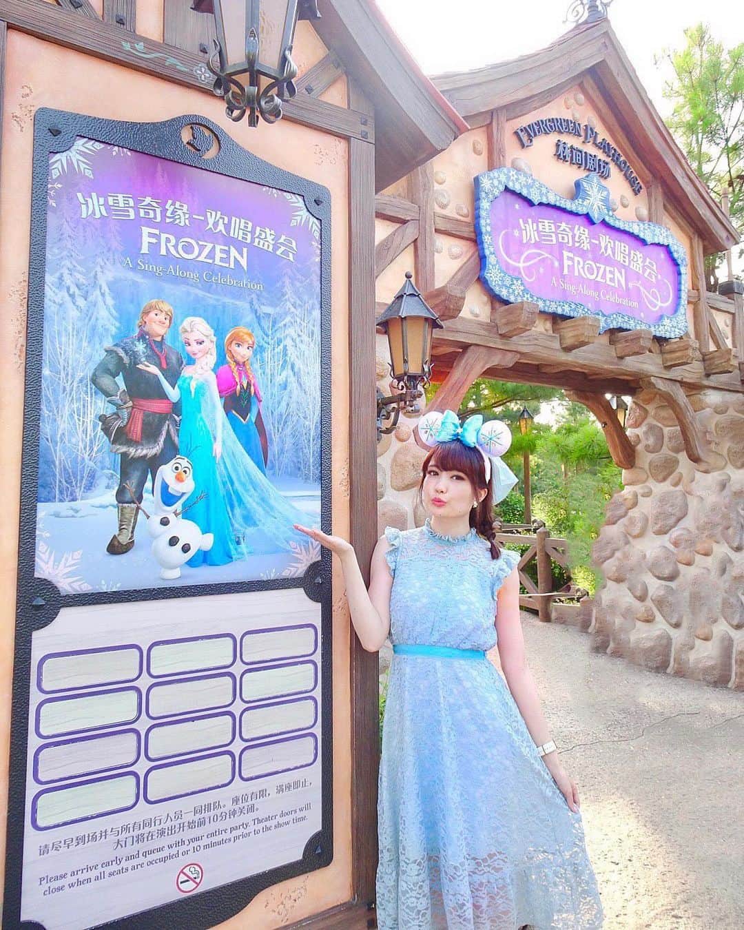 のインスタグラム：「🇨🇳上海ディズニーランドの思い出🏰﻿ ﻿ Let it go〜〜🎵☃️﻿ ﻿ 〝アナと雪の女王〟エルサのカチューシャ×﻿ @tocco_closet のワンピースでエルサバウンド❄️﻿ このレースワンピ、﻿ デザインもカラーも華やかですごく好き💕﻿ 後ろ姿も可愛いからまた写真アップします✨😋﻿ ﻿ ﻿ 上海ディズニーランドでは、﻿ アナ雪のショーが一日7,8回開催されてるの！﻿ (日本でいうBBBみたいな感じでアナ雪専用の屋内型)﻿ ﻿ エルサ、アナ、クリストフ、オラフ…﻿ みんな出てきて観客と一緒に歌う🎶っていう﻿ アットホームなショー🎤﻿ ﻿ もちろん中国語だから歌えないけど😂（笑）﻿ 「Let it go」「とびら開けて」などなど﻿ アナ雪の名曲が全部中国語で聴けるから楽しい❤️﻿ ﻿ ちなみに中国語だと、﻿ アナと雪の女王＝冰雪奇缘﻿ エルサ＝艾尔莎 なんだって🇨🇳☃️﻿ ﻿ ﻿ やっと上海旅行の写真アップできるー！😆💕﻿ ってことで、日常picの合間にちょこちょこ﻿ 上海旅行の思い出写真アップしてきます🎵﻿ 投稿楽しみにしてる！って言ってくれた人が﻿ たくさんいてくれて嬉しい💕😭﻿ ﻿ ﻿ #上海ディズニーランド#上海ディズニー#アナと雪の女王#冰雪奇缘#エルサバウンド#アナ雪バウンド#アナ雪#上海迪士尼乐园#上海旅行#タビジョ#ディズニーリゾート#tocco#toccocloset#shanghai#tabijyo#frozen#shanghaidisneyland#上海mari」