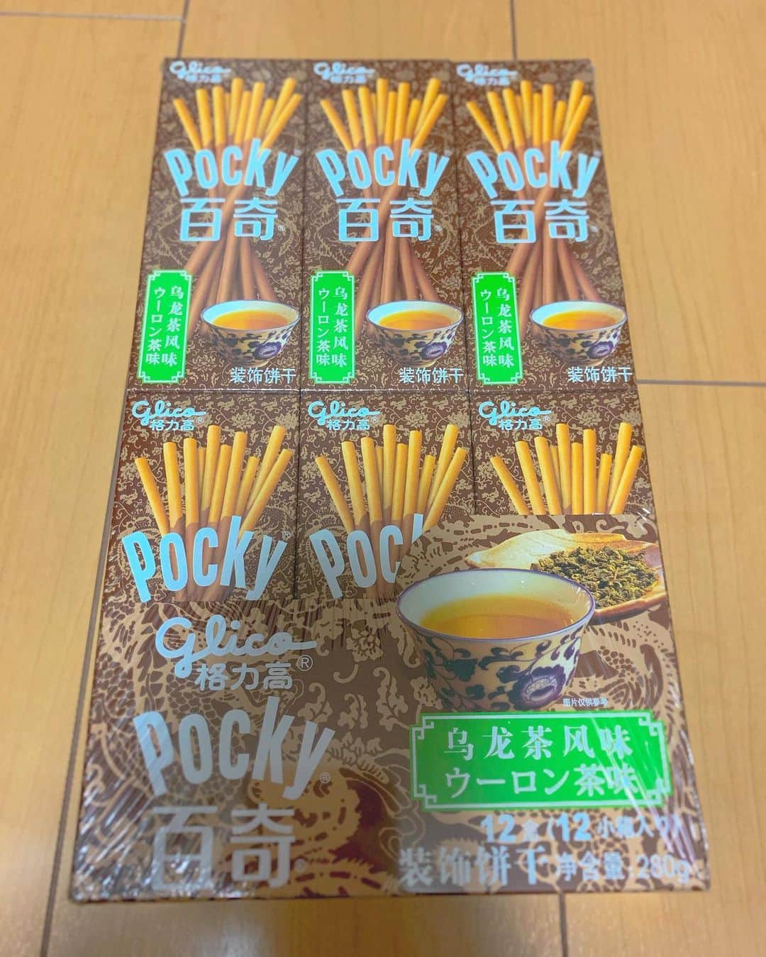 宮内桃子さんのインスタグラム写真 - (宮内桃子Instagram)「中国で購入した駄菓子編🐼🇨🇳 ポッキーはパッケージが好きだなぁ。  全体的に甘めに感じました😉🌹 (個人的には日本の味付けが好き)  glico産🏃‍♂️ 日本語も書いてあるポッキーも多々あり 読むと面白いことが書いてあったり。  #グリコ #glico #中国 #広州 #広州観光 #広州グルメ #中国観光 #中国土産 #中国お土産 #今日の服装 #ポッキー #ポッキーの日 #pocky #百奇 #プリッツパクチー #パクチー #ポッキーラムレーズン #ポッキーさくら」6月16日 21時35分 - bakemonomomo