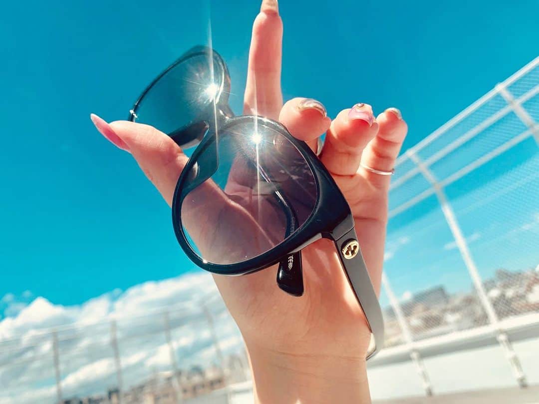 みきでりさんのインスタグラム写真 - (みきでりInstagram)「💋Gucci Shades💋 フォロワーの方が遅めの誕プレに欲しい物リストのサングラスを買ってくださった🕶🤙💙 めっちゃめちゃ可愛い…！！！ 今年めっちゃヘビロテさせちゃお🎵 ありがとうございました🥰😍💕💕 #gucci #sunglasses #欲しい物リスト」6月16日 21時36分 - mikidelicious