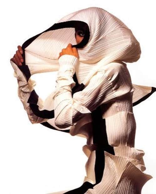 AnOther Magazineさんのインスタグラム写真 - (AnOther MagazineInstagram)「Today would have been legendary photographer #IrvingPenn’s birthday. In honour of the luminary, we look back at some of the astonishing images he created for #IsseyMiyake in the 1990s 🎁」6月16日 21時38分 - anothermagazine