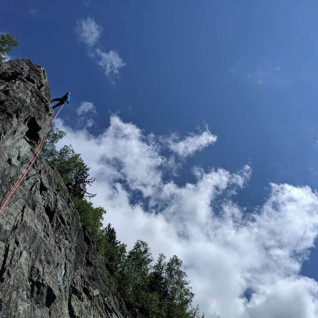 江本悠滋さんのインスタグラム写真 - (江本悠滋Instagram)「シャモニークライミング！ 久しぶりのガイアンの岩場はシーズン前で快適でした。 #クライミング　#シャモニー　#登山」6月16日 21時38分 - emoto_yuji