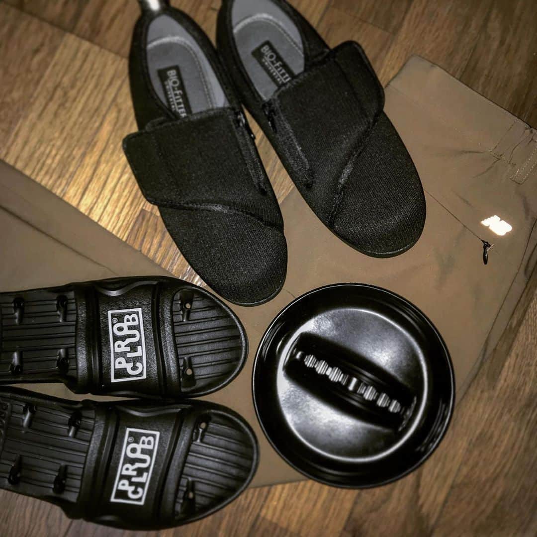 荒木次元のインスタグラム：「Props Storeでサンダルとメラミン製の灰皿、ニューバランスでテーパードパンツ、東京靴流通センターで謎のスニーカーを買いました。 #propsstore #newbalance #東京靴流通センター #proclub #sandals #melamine #ashtray #waisttotoe #taperedpants #brown #sneakers #black」