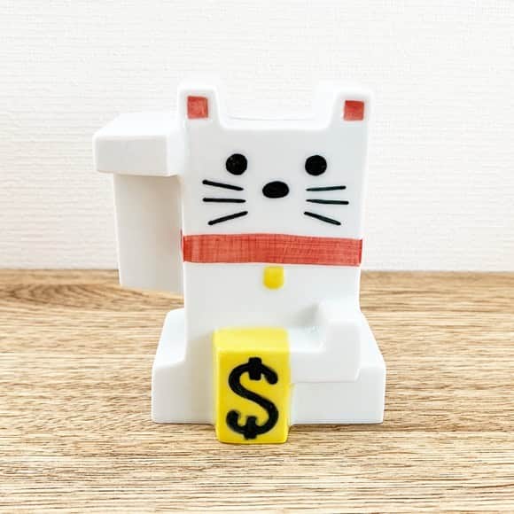 のインスタグラム：「カクカクが過ぎる貯金箱。こちらはドルマークの白猫ちゃんです。ユーモアたっぷり、ピクセルアートデザイナーのオオズマコトさんの作品。専用のクラフトボックスに入っているので、贈り物としても洒落っ気たっぷりで楽しいですね🎶  #theporcelains #cat #catitem #貯金箱 #whitecat」
