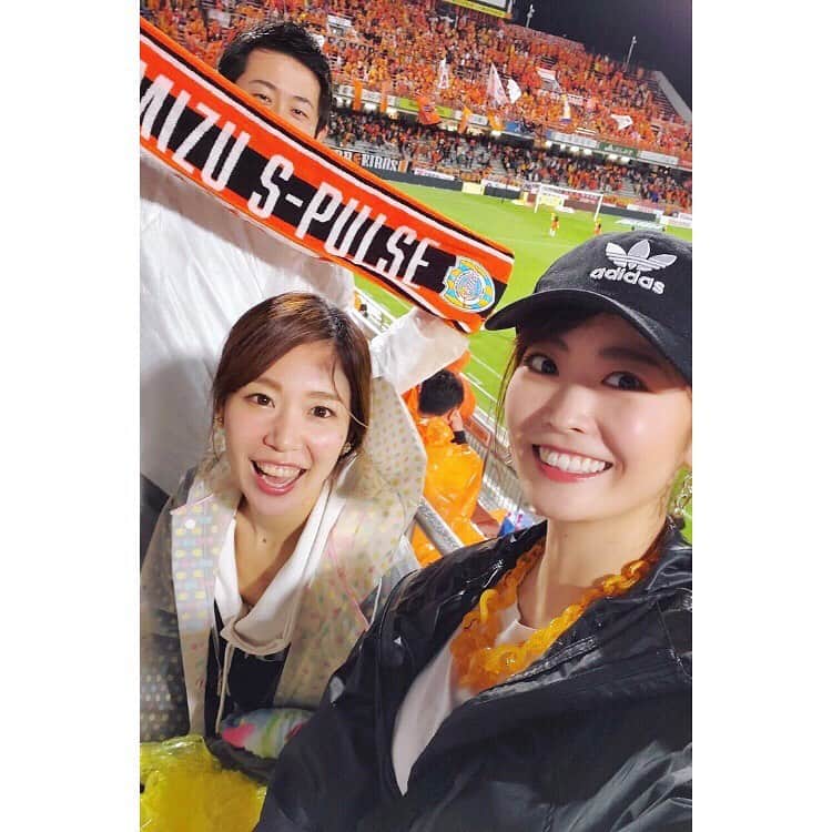 太田葉子さんのインスタグラム写真 - (太田葉子Instagram)「大学時代のサッカーサークルの先輩﻿﻿ 片山さんに御招待頂き﻿﻿ 清水エスパルス vs横浜Ｆマリノスの﻿﻿ 観戦に行ってきました〜！⚽️🧡✨﻿﻿ ﻿﻿ 1列目だけでも大興奮なのに、﻿﻿ 試合終了間際のまさかの逆転勝利で、﻿﻿ ほんっっっっっと令和始まって以来の﻿﻿ 奇跡的大大大興奮な試合でした！！！🤩﻿﻿ ﻿﻿ まさか#勝ちロコ を﻿﻿ 生で聴ける日がくるなんて..😂🧡✨﻿﻿ ﻿﻿ とんでもない悪天候のなか﻿﻿ ずぶ濡れになりながらも﻿﻿ 一緒に観戦してくれた友達にも﻿﻿ 本当に本当に感謝感激雨嵐！！﻿﻿ 😂😭🧡🧡🧡✨✨✨✨﻿﻿ ﻿﻿ ﻿﻿ お寿司も、#さわやか のハンバーグも﻿﻿ #ななや の抹茶アイスも新茶も飲めて﻿﻿ ほんと静岡最高でしたー！！✨✨✨﻿﻿ ﻿﻿ 久しぶりに爆発的に元気が出たので﻿﻿ 明日からまた仕事頑張ります！！✊🏻✨✨﻿﻿ ﻿﻿ ﻿﻿ #清水エスパルス ﻿﻿ #エスパルス ﻿﻿ #SPULSE ⚽️🧡﻿﻿ #逆転勝利﻿﻿ #おめでとう ﻿﻿ #最高 #興奮 ﻿﻿ #アイスタ﻿﻿ #サッカー観戦 ﻿﻿ #静岡 #プチ旅行 ﻿ #寿司 #お茶 #富士山 ﻿﻿ #静岡の寿司はネタがぶ厚くて最高 #静岡のお茶は軽快なシェイクするのね #最高の週末 ﻿﻿ #ありがとう ﻿﻿ #win #soccer #J1 ﻿﻿#J撮り  #sushi #ocha #mtfuji」6月16日 21時43分 - instayoko