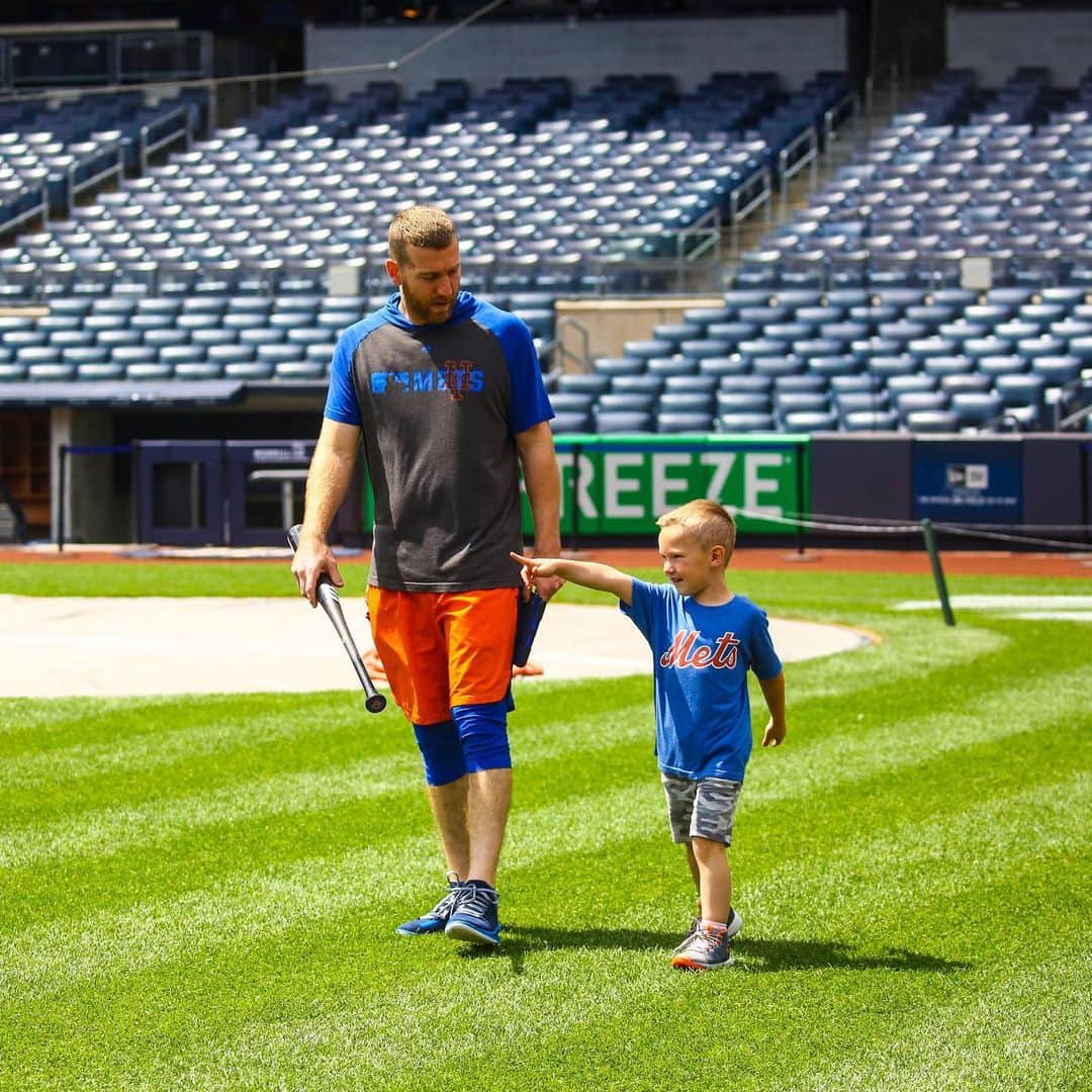MLBさんのインスタグラム写真 - (MLBInstagram)「Happy #FathersDay to all the dads and dads-to-be. 💙⚾️💙」6月16日 21時44分 - mlb