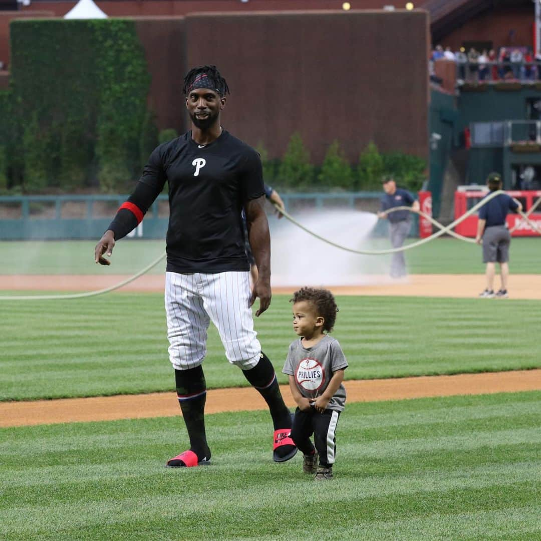 MLBさんのインスタグラム写真 - (MLBInstagram)「Happy #FathersDay to all the dads and dads-to-be. 💙⚾️💙」6月16日 21時44分 - mlb